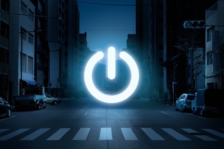 Ablauf eines Blackouts. Das Bild zeigt eine Stadt, bei der der Strom weg ist.